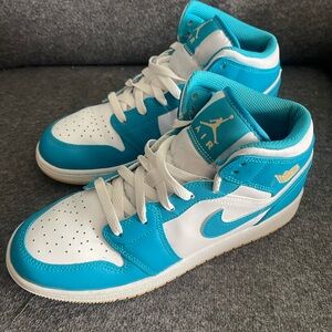 Nike Air Jordan One Mid Big Kid size 7